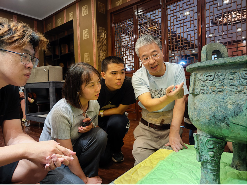 20230905-8xbet.com“‘京’彩文化 青春绽放”行动暑期活动纪实-供图-严志斌教授给同学们讲解青铜器.png