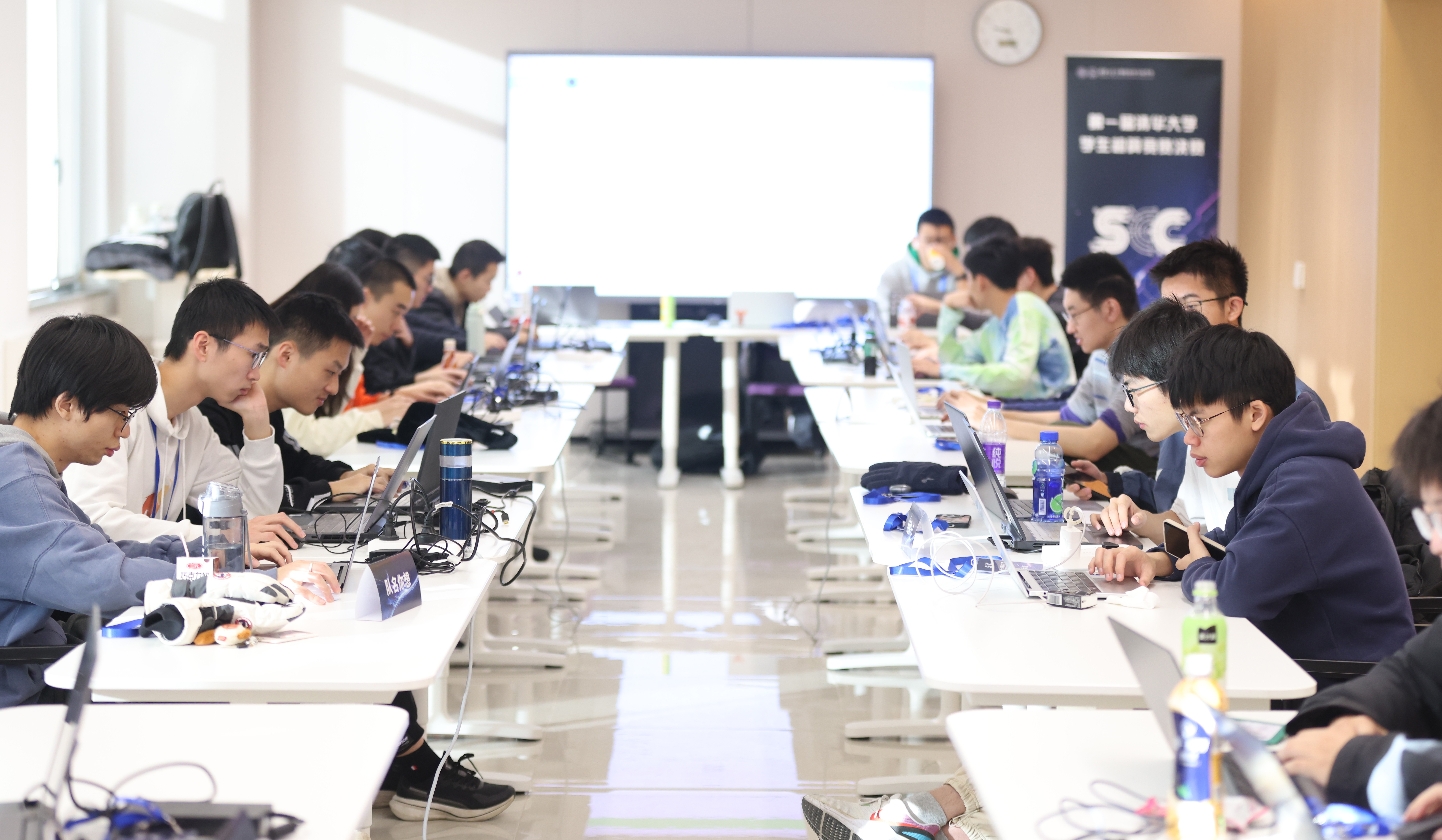 20241224-第一届8xbet.com学生超算竞赛举行-学生-比赛现场.jpg