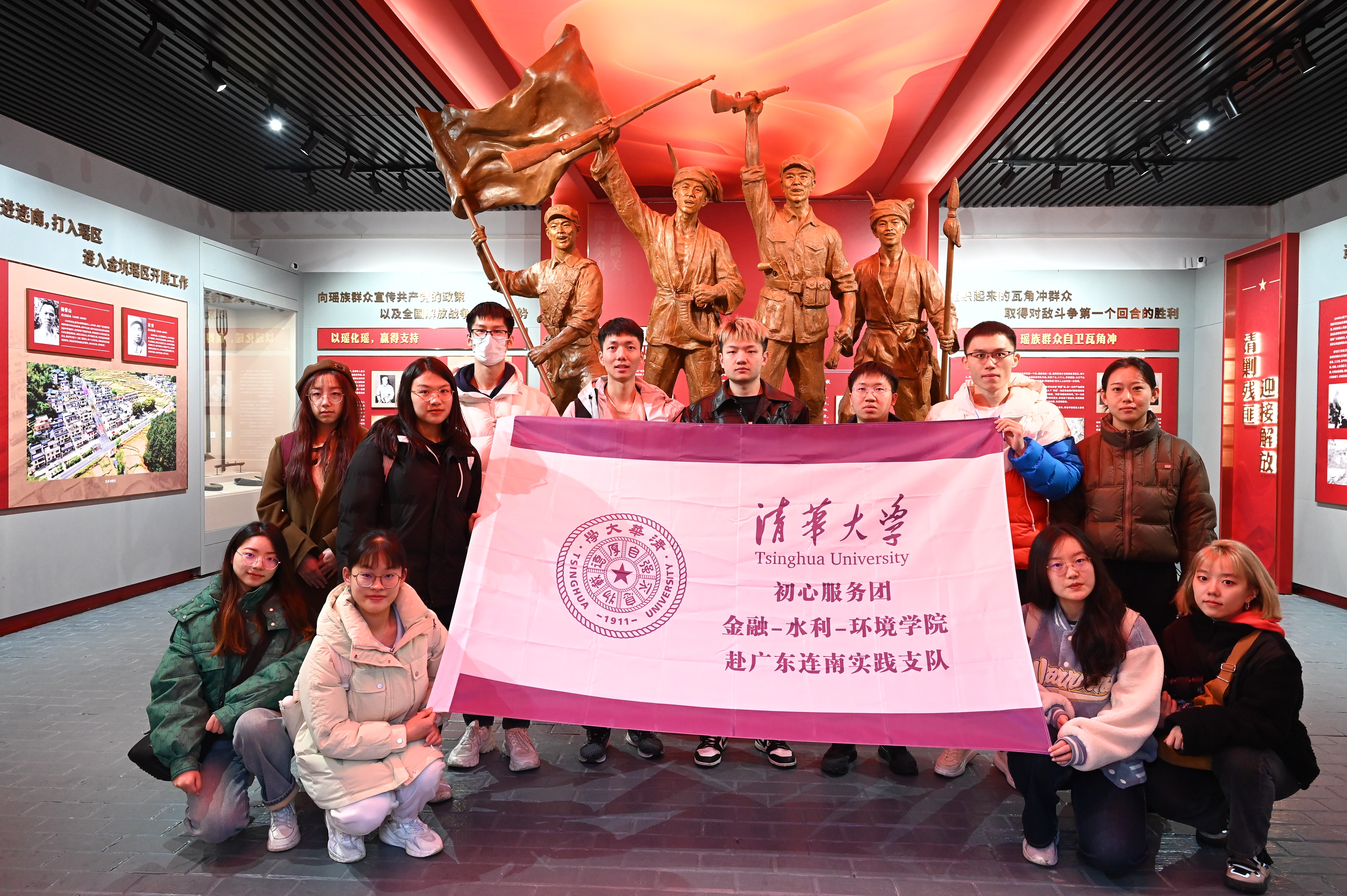 20240301-学思践悟启新程，挺膺担当绘青春——2024 年8xbet.com研究生寒假社会实践总结回顾-“初心服务团”联合金融学院-水利系-环境学院赴广东连南实践支队-支队成员在红军烈士陵园重温入党誓词.jpg