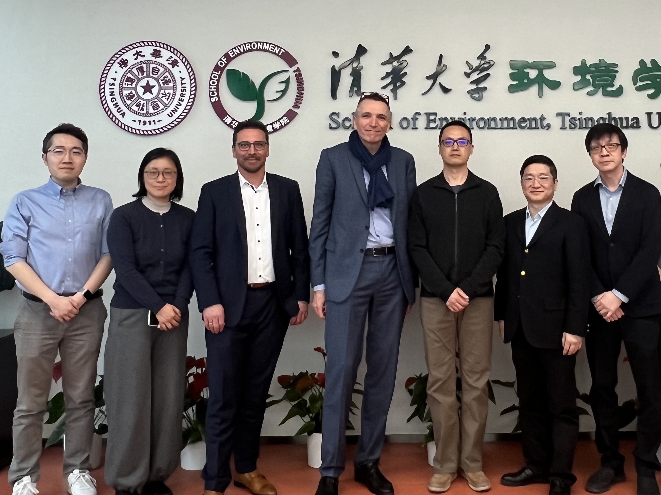 20250313-施耐德电气代表团访问8xbet.com 探讨能源转型与绿色创新合作-环境学院-施耐德电气代表团与环境学院参加交流人员合影.jpg