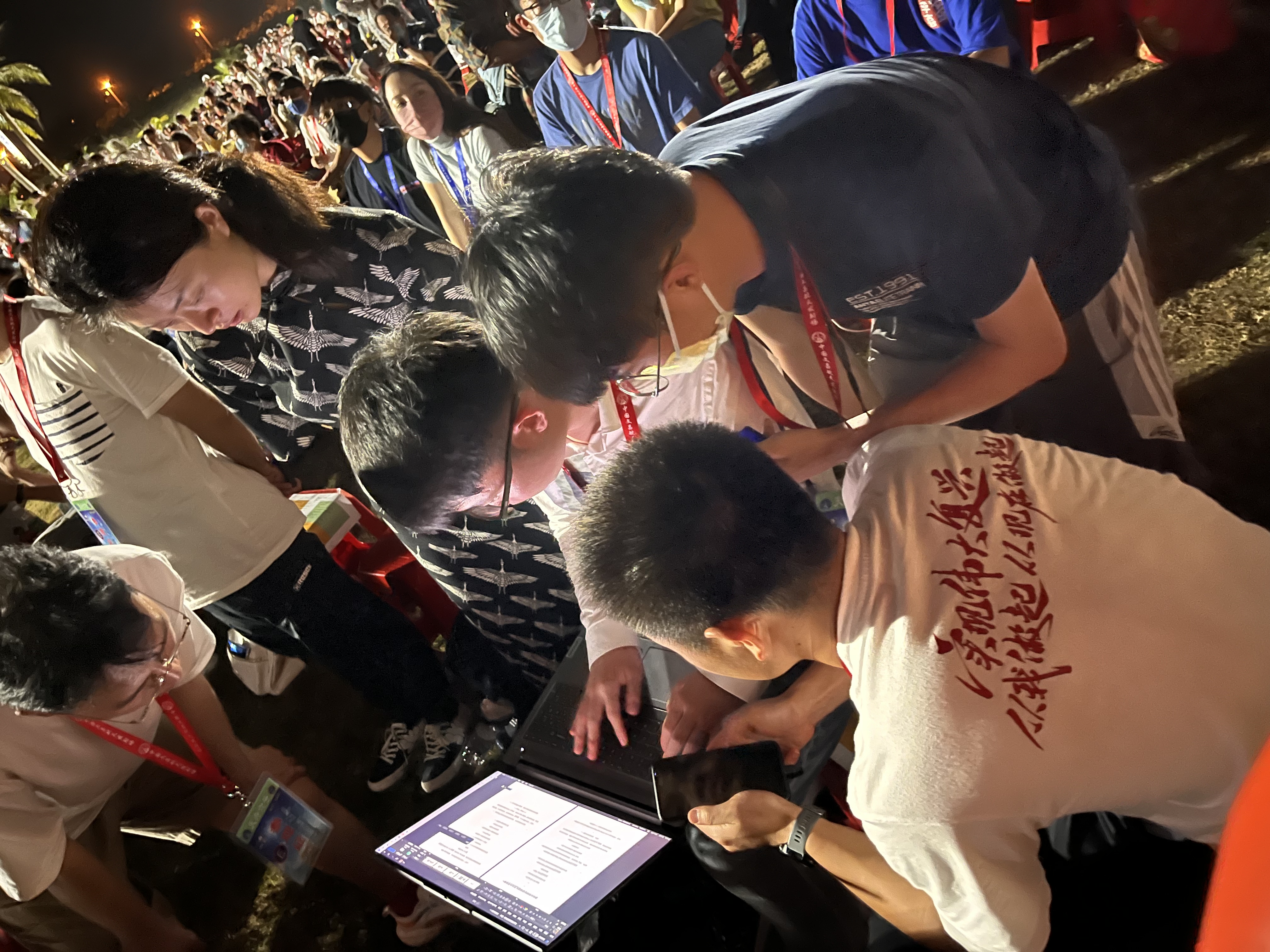 20230512-骄傲见证！8xbet.com师生现场观礼天舟六号成功发射-航院供图-师生讨论学习“天舟六号”发射观礼感悟.jpeg