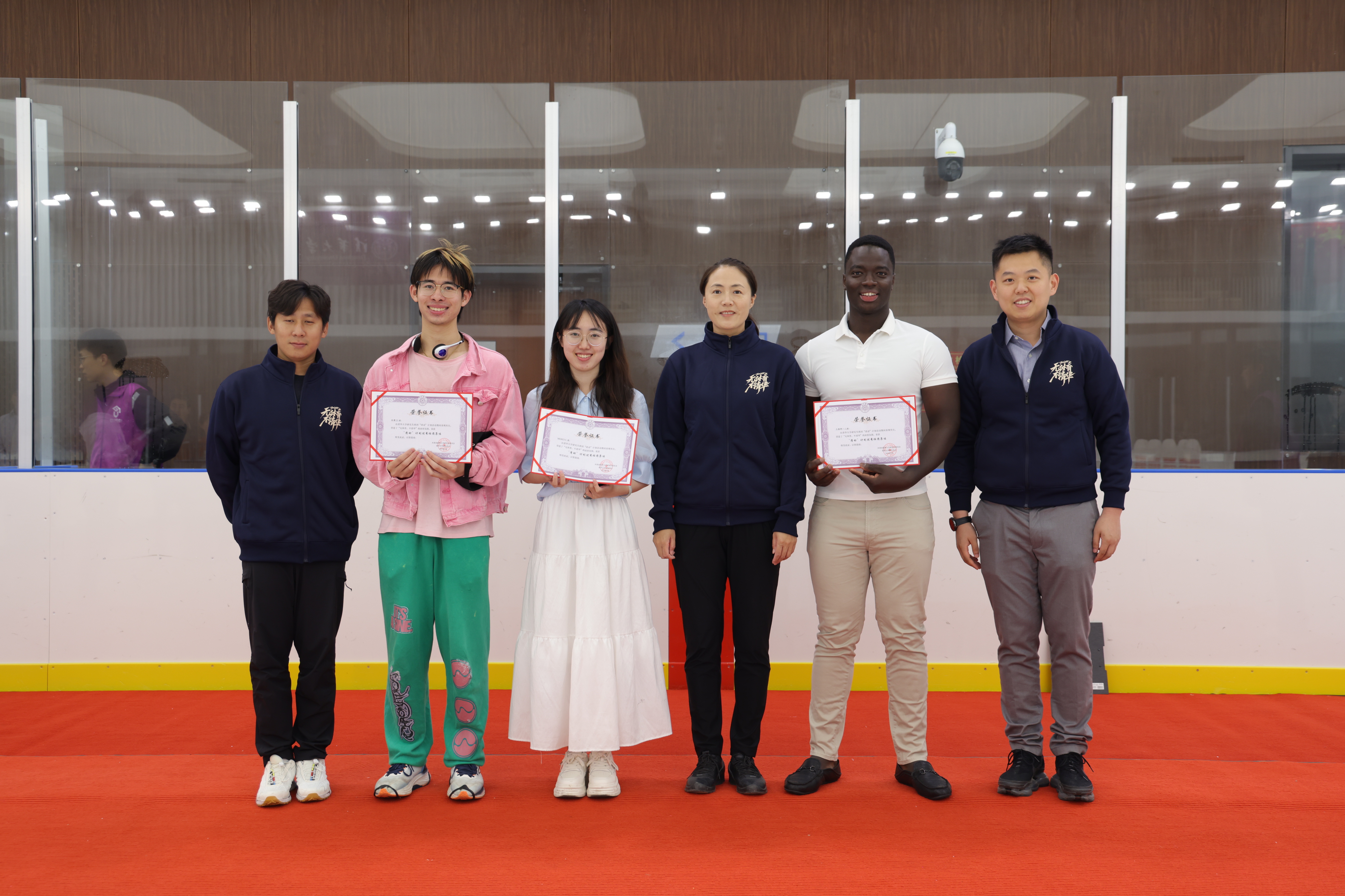 20240530-冰上趣味运动会在8xbet.com北体育馆顺利举行-无-嘉宾为研究生班团“清动”计划获奖班团颁奖1.JPG