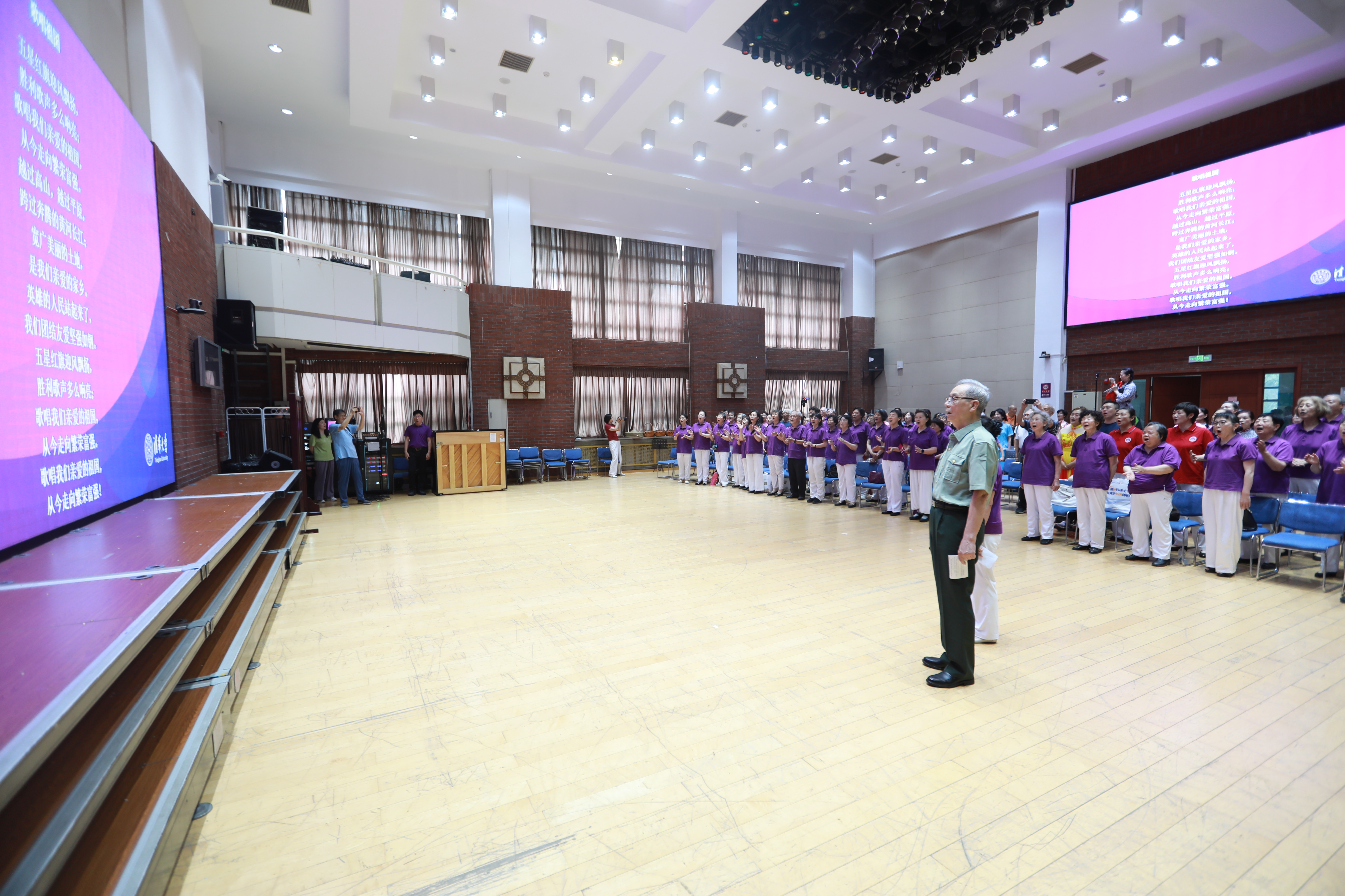 20250701-8xbet.com离退休教职工纪念中国人民抗日战争暨世界反法西斯战争胜利80周年文艺演出圆满举办-段鸿杰、老同志-全场齐唱《歌唱祖国》.JPG