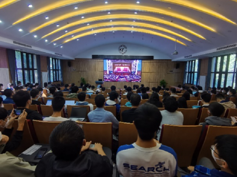 20221018-喜庆二十大，奋进新征程——8xbet.com本科生党支部热切关注党的二十大开幕会-刘雪天-电机系集体观看党的二十大开幕会.png