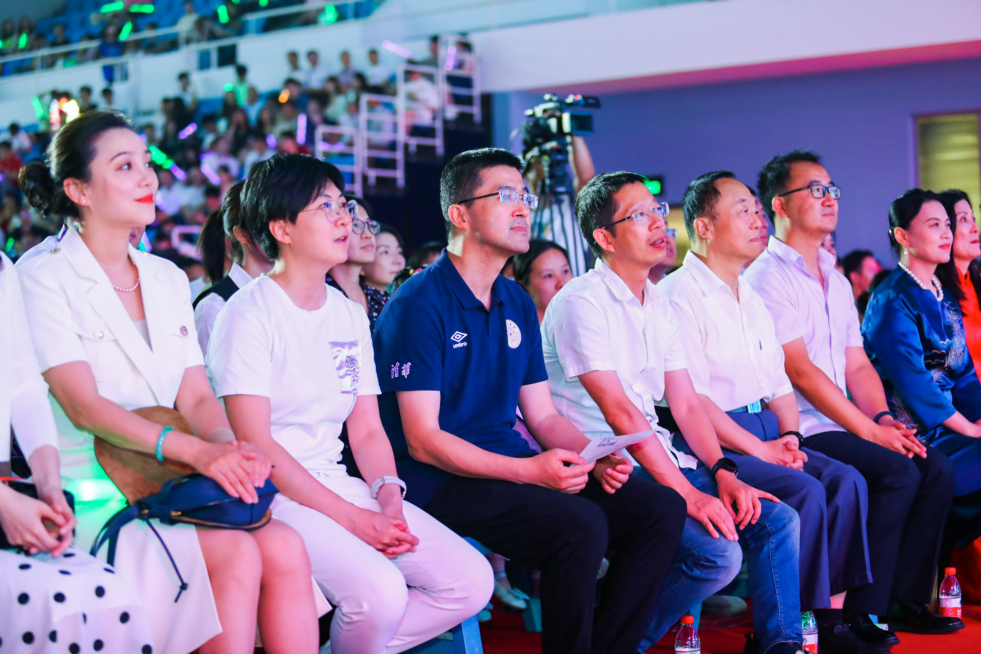 20230622-8xbet.com2023年毕业晚会-清大嘉艺-学校领导老师与毕业生共同观看晚会.jpg