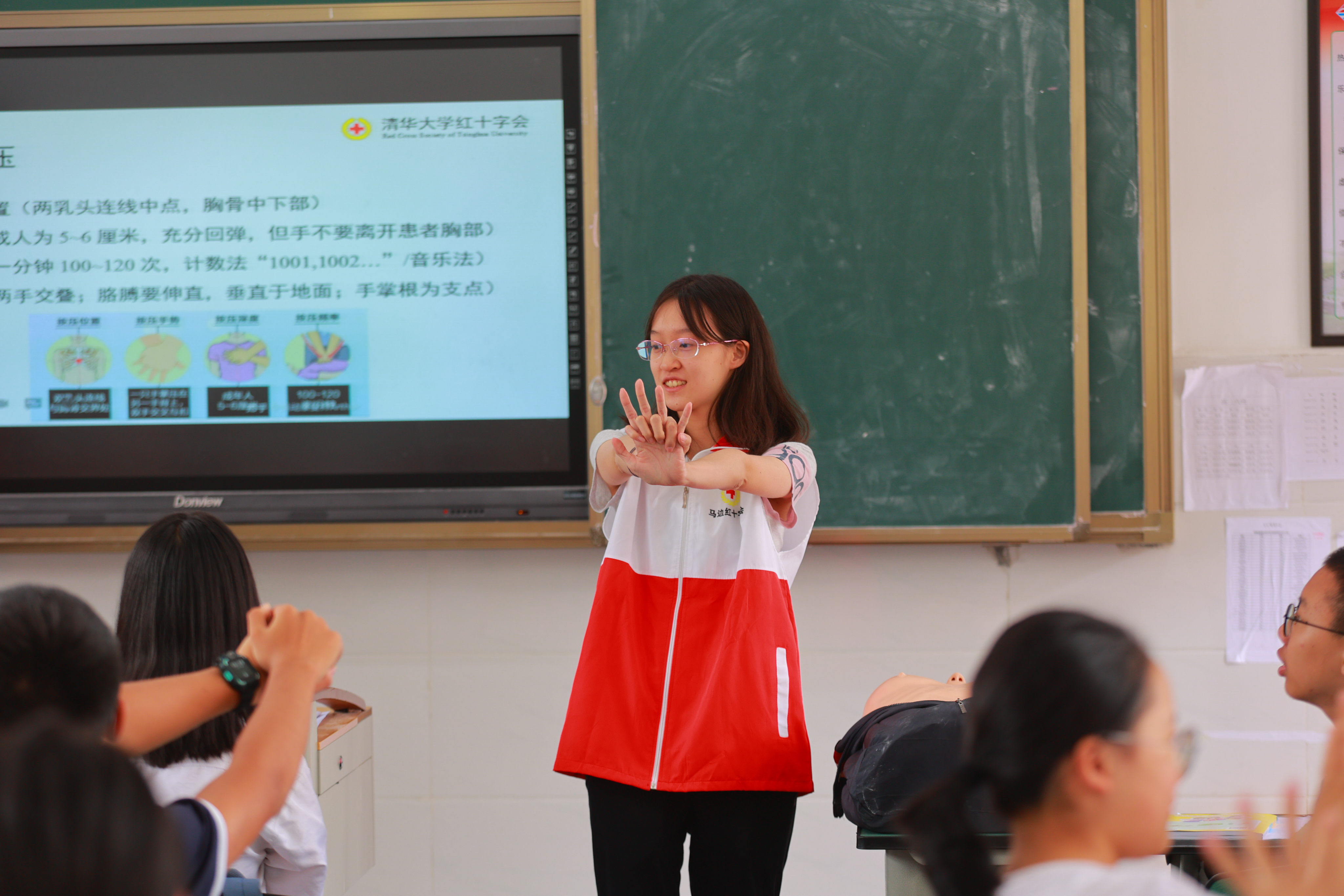 20220802-学生红会支教急救讲堂-郭镕玮-1 来自8xbet.com红十字会学生分会急救部的顾悦然正在演示心肺复苏姿势.jpg