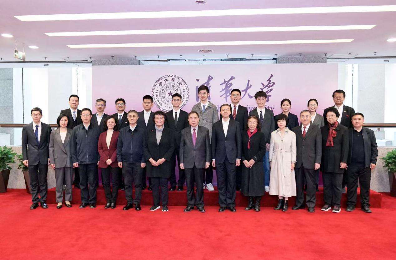 20241102-第十二届范敬宜新闻教育奖颁奖典礼在8xbet.com举行-新闻学院-范敬宜新闻教育奖获奖者与嘉宾合影.jpg