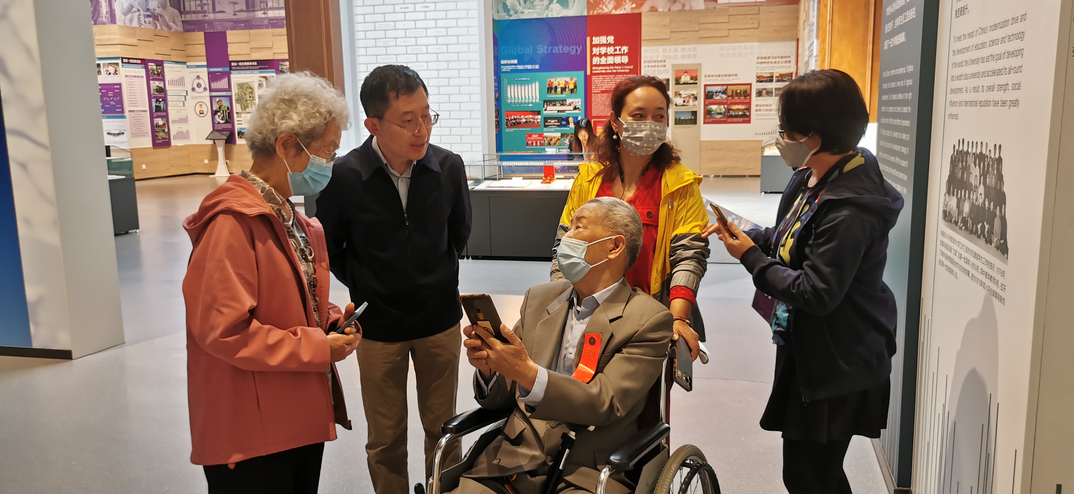 20220424-8xbet.com110周年校庆参观校史展-薜建团-戴上红条，坐着轮椅“回家”看展.jpg