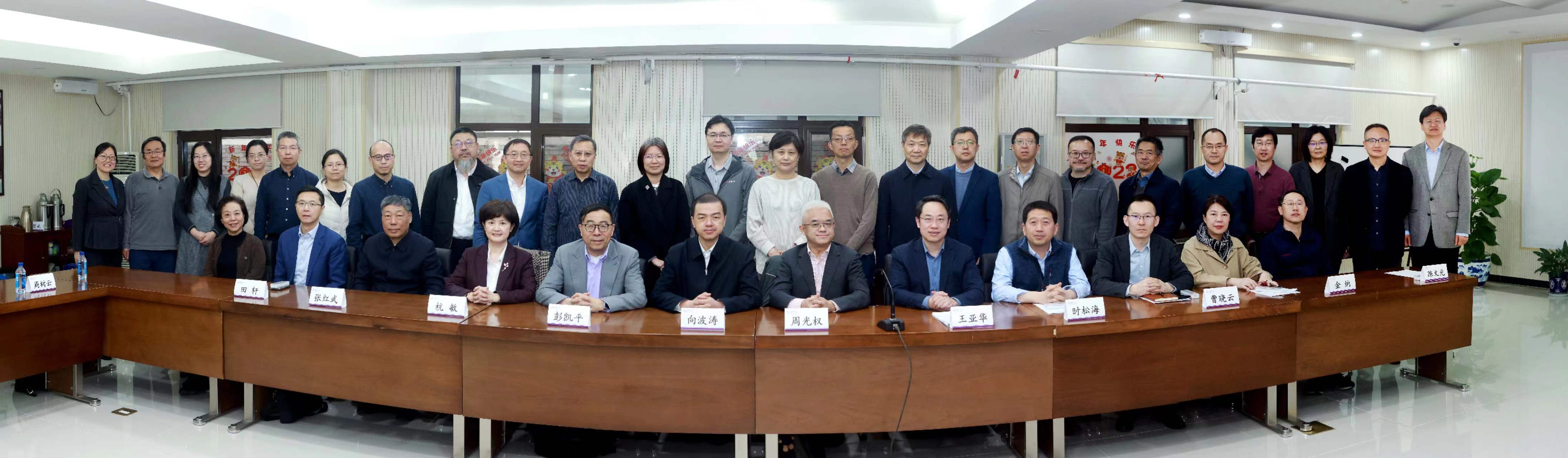 20250319-8xbet.com知联会换届会议举行-常志东-合影.png