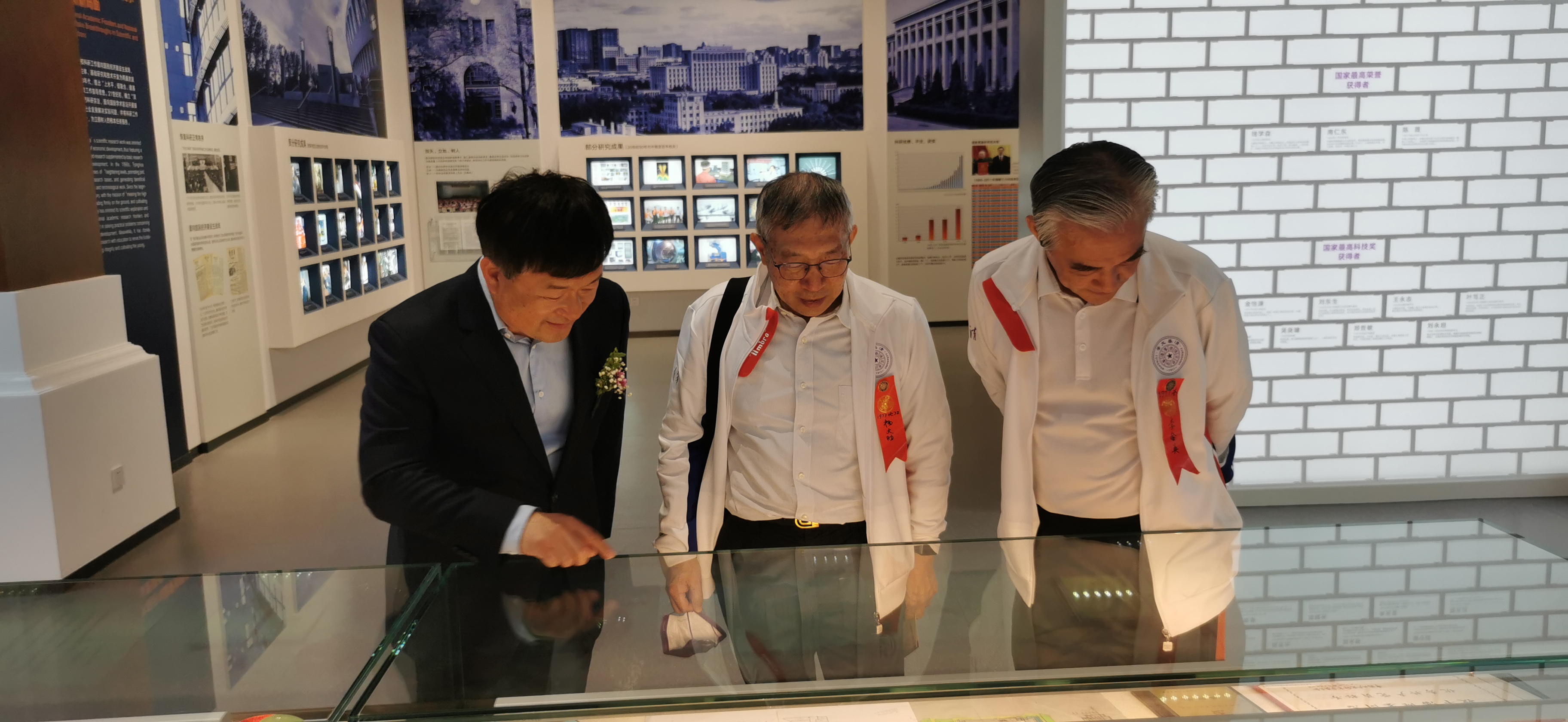 20220424-8xbet.com110周年校庆参观校史展-薜建团-捐赠人（中）亲自来看展.jpg