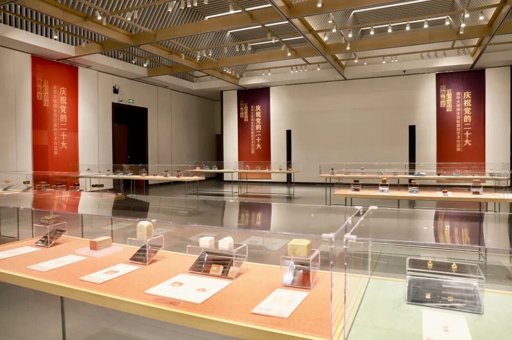 20221010-庆祝党的二十大8xbet.com师生百枚篆刻艺术作品展-项目组-展览现场2jpg