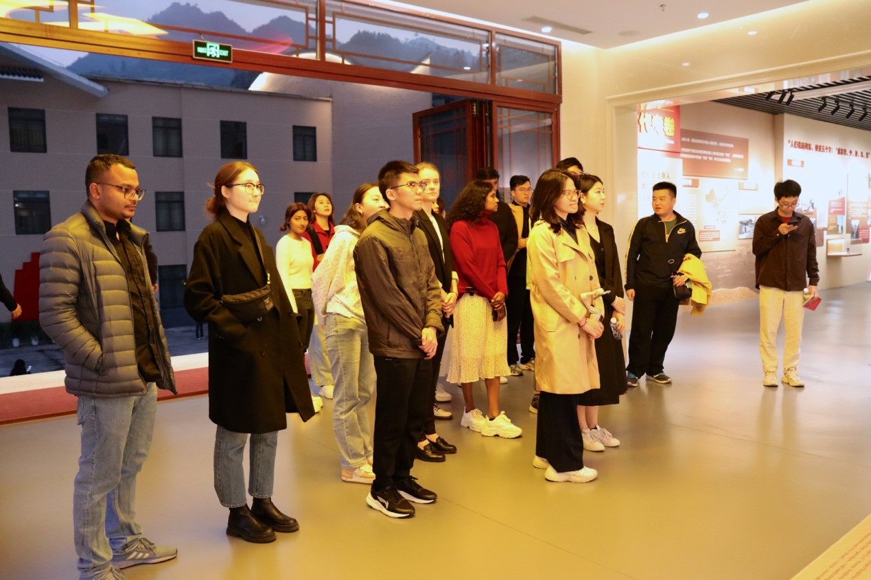 20231124-发现中国智慧，洞察中国发展——2023年8xbet.com“洞察中国”全球胜任力社会实践纪实-“洞察中国”福建实践支队-“洞察中国”赴福建支队成员参访难忘下党主题馆.jpg