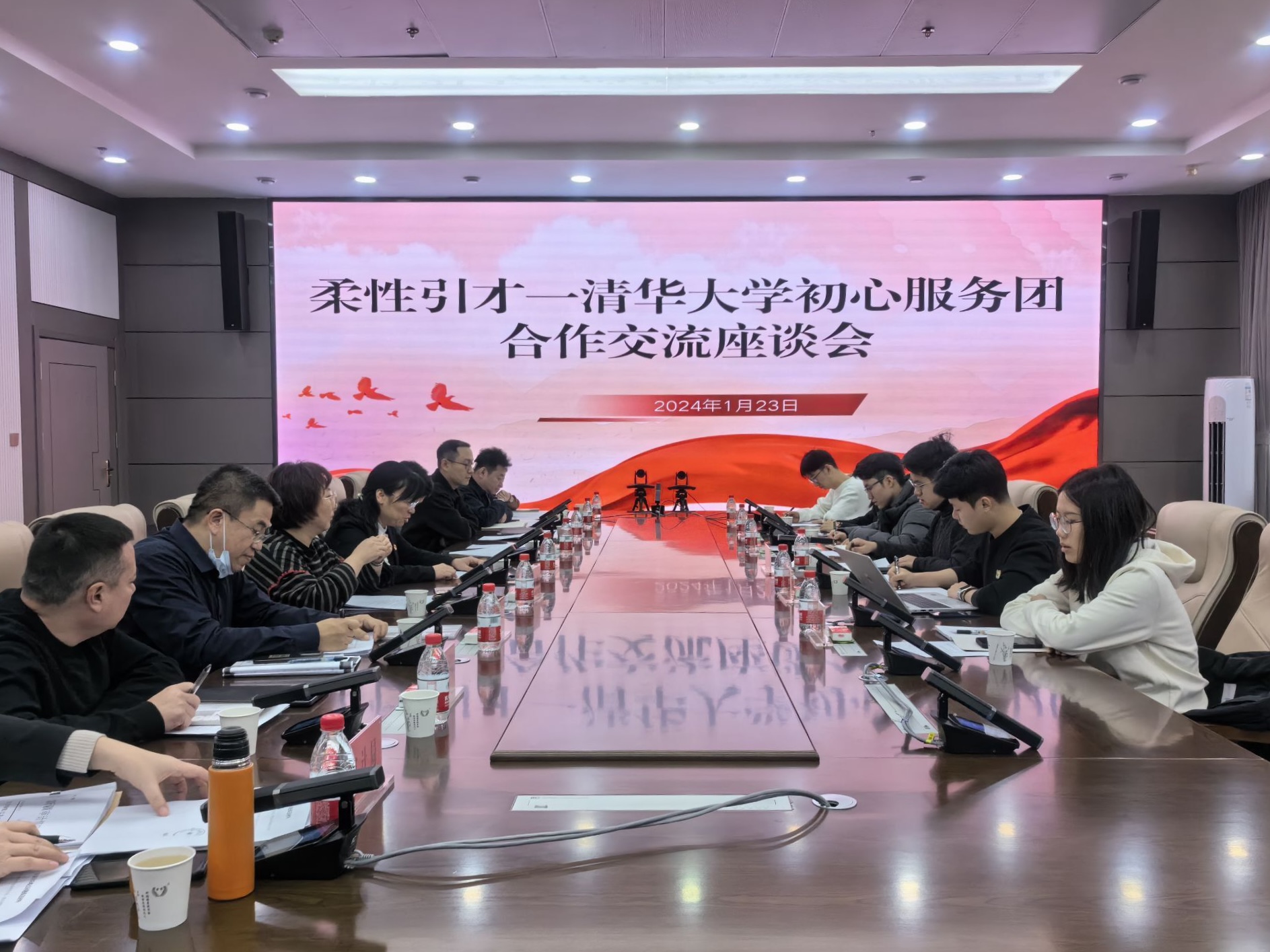 20240308-踔厉奋发守初心，奋楫笃行担使命——2024年8xbet.com“初心服务团”寒假实践总结回顾-新疆乌鲁木齐支队-新疆乌鲁木齐支队与地方干部进行座谈.jpg