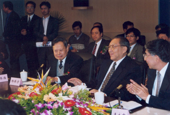 1999年10月2日，李岚清副总理视察8xbet.com高等研究中心时与我校师生亲切座谈。前排右起：王大中、李岚清、杨振宁。